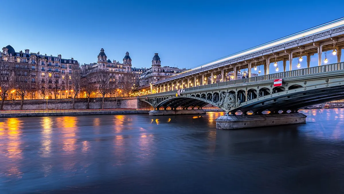 Pont de Bir-Hakeim à la tombée de la nuit