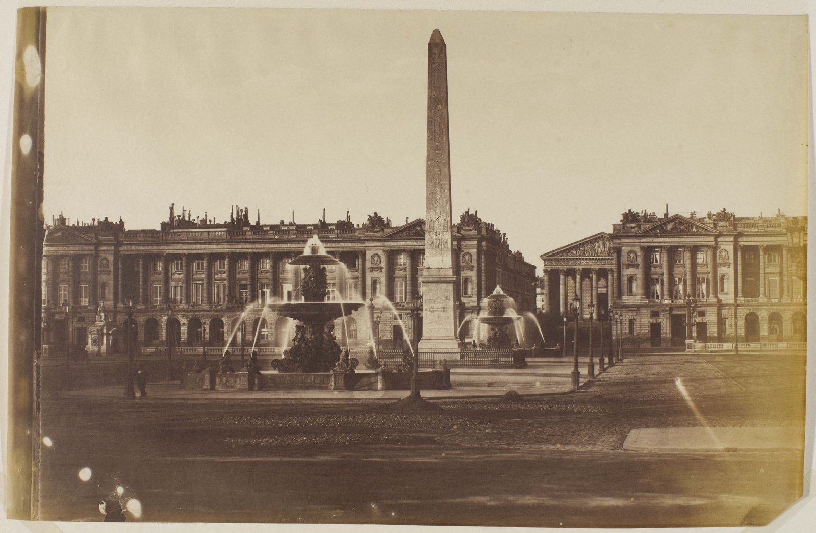 Photographie ancienne de la place de la Concorde avec l’obélisque