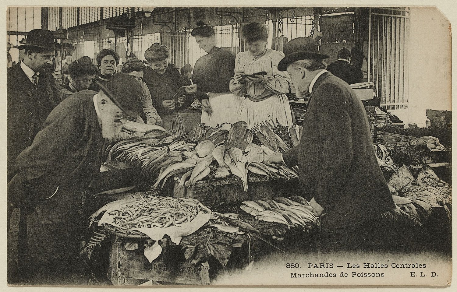 Carte postale ancienne montrant des marchandes de poissons aux Halles